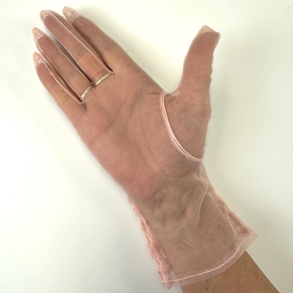 Vintage pink lace gloves Womens sheer ruched wrist length gloves Medium 60s 50s - Picture 6 of 9